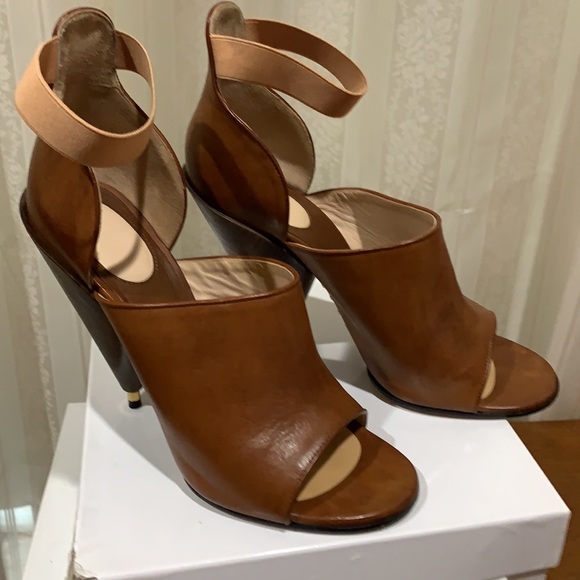 Rare gorgeous Givenchy heels - Picture 5 of 7